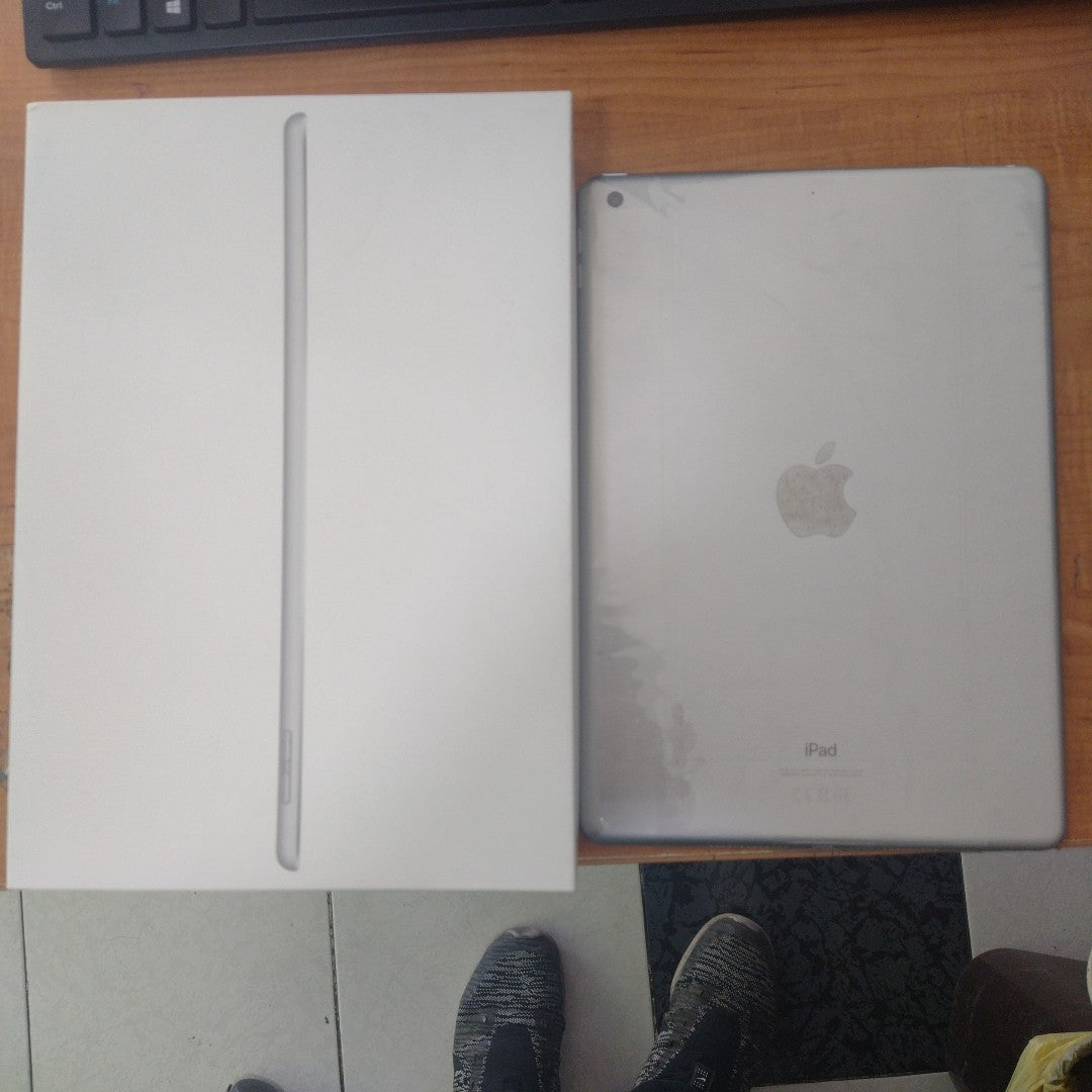 TABLETA APPLE IPAD 8 A2270 128 GB 3 GB RAM (SEMINUEVO)