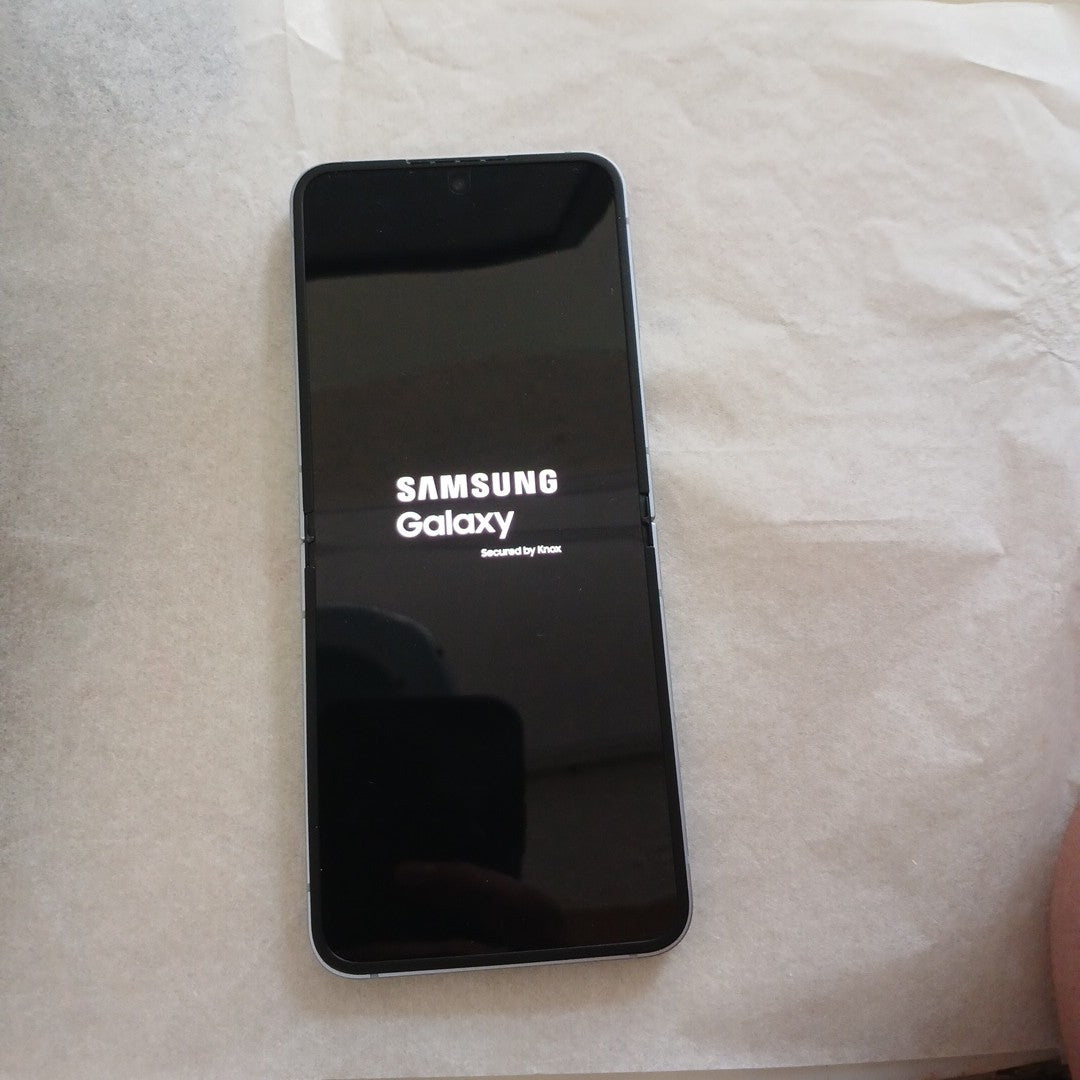 CELULAR SAMSUNG GALAXY Z FLIP6 SM-F741B (2024) 256 GB 12 GB RAM (SEMINUEVO)