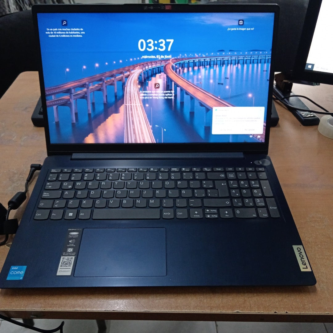 LAPTOP LENOVO IDEAPAD 3 15IAU7 (2022) 512 GB SSD 8 GB RAM (SEMINUEVO)