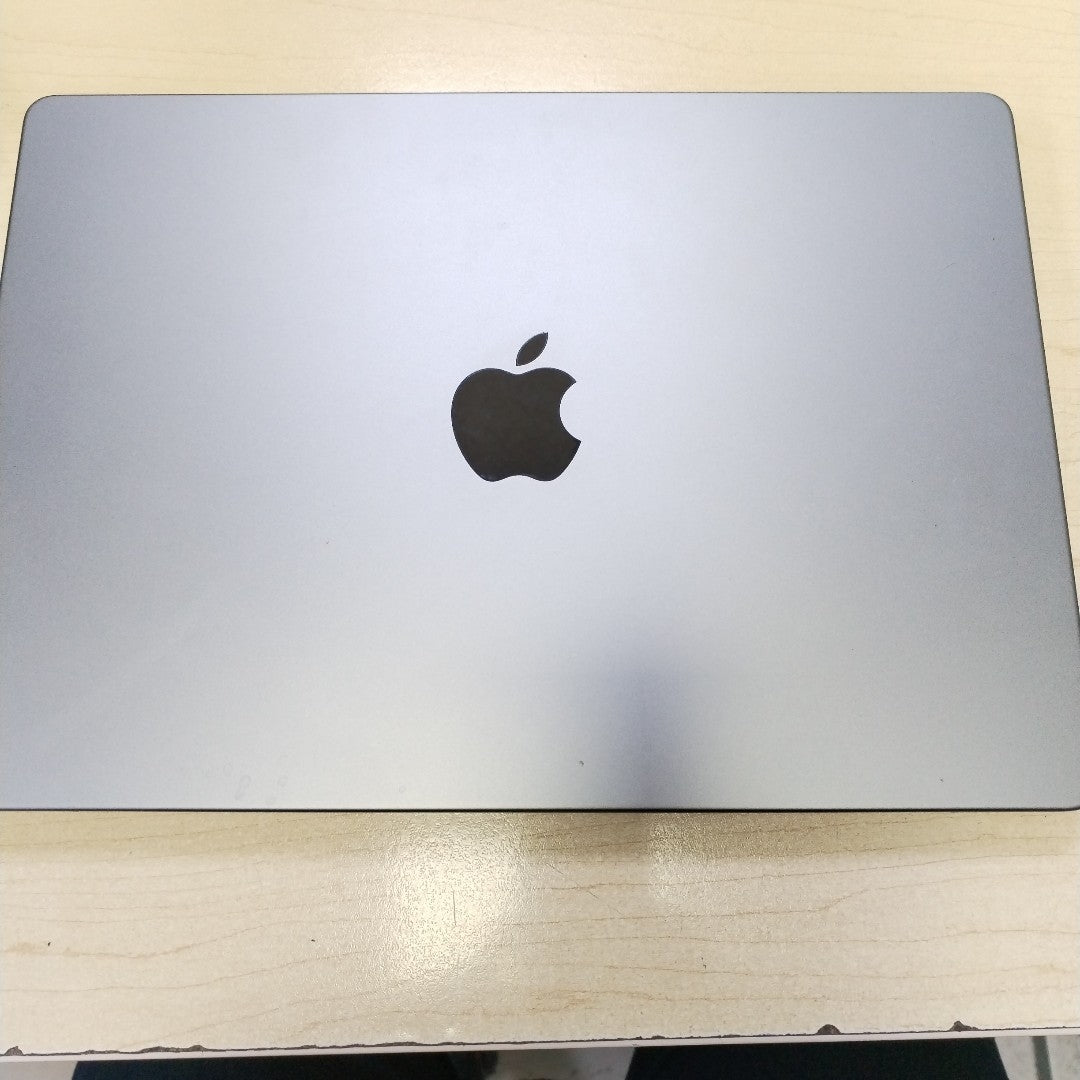 LAPTOP APPLE MACBOOK PRO 14" 2023 A2779 (CPU 10/GPU 16) 512 GB SSD 16 GB RAM (SEMINUEVO)