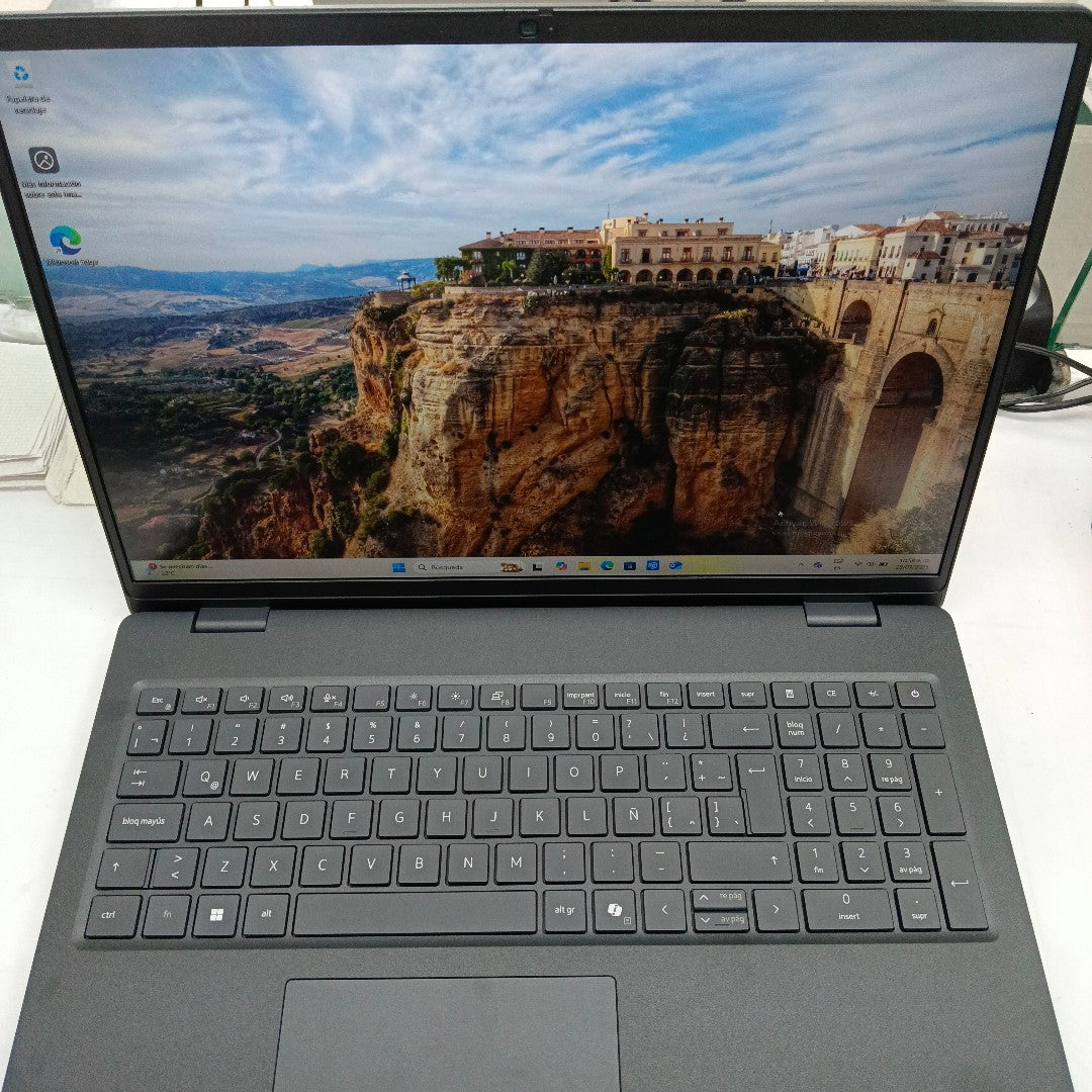LAPTOP DELL PRO 16 (2025) 256 GB SSD 8 GB RAM
