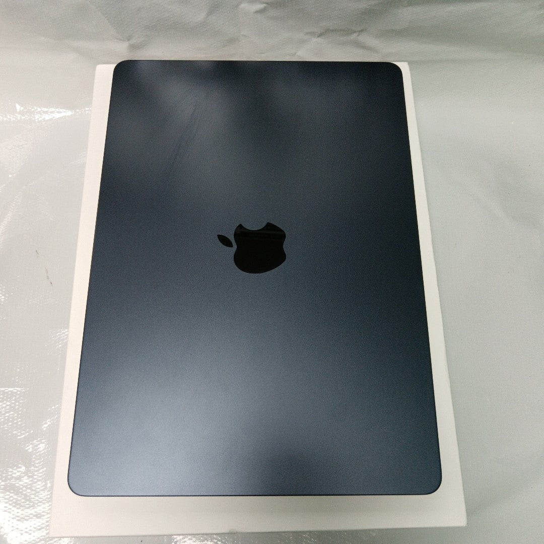 LAPTOP APPLE MACBOOK AIR 13" 2022 3.49 A2681 (8 CPU/8 GPU) 256 GB SSD 16 GB RAM (SEMINUEVO)