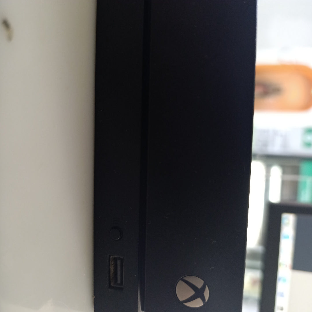 CONSOLA DE VIDEOJUEGO MICROSOFT XBOX ONE X 1 TB (SEMINUEVO)