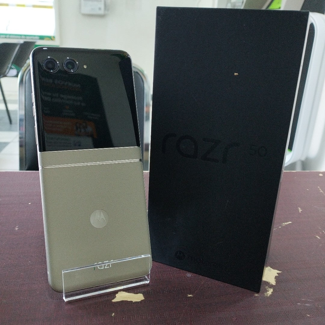 CELULAR MOTOROLA RAZR 50 5G XT2453-1 512 GB 12 GB RAM (SEMINUEVO)