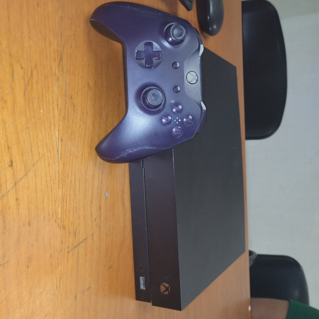 CONSOLA DE VIDEOJUEGO MICROSOFT XBOX ONE X 1 TB (SEMINUEVO)
