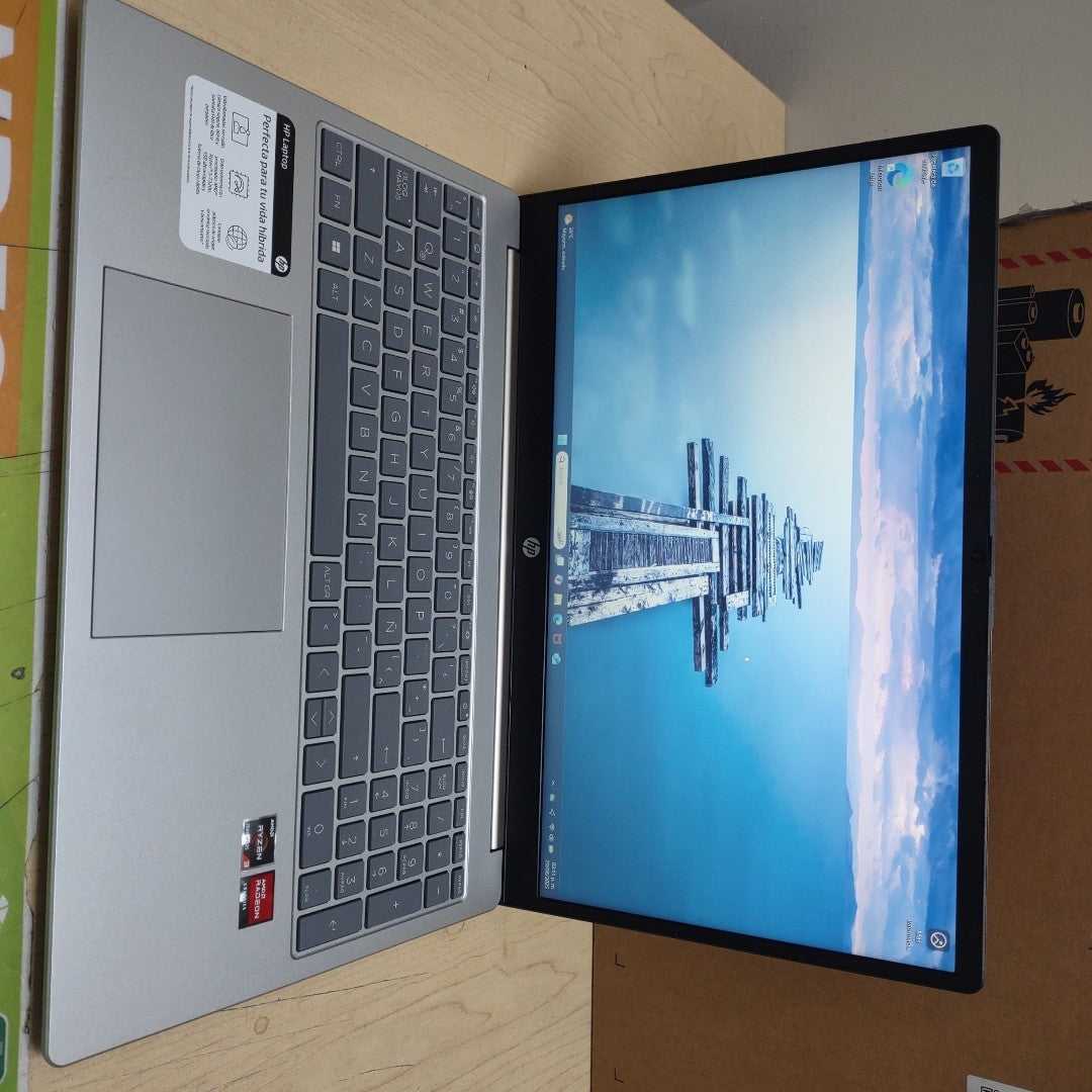 LAPTOP HP 15-FC0043LA (2024) 512 GB SSD 8 GB RAM (SEMINUEVO)