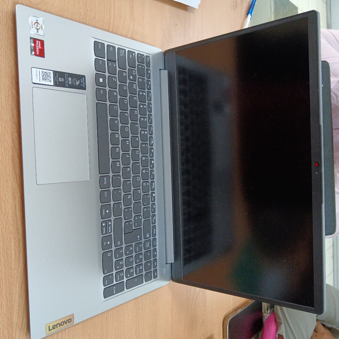 LAPTOP LENOVO IDEAPAD 1 15AMN7 (2023) 256 GB SSD 8 GB RAM (SEMINUEVO)