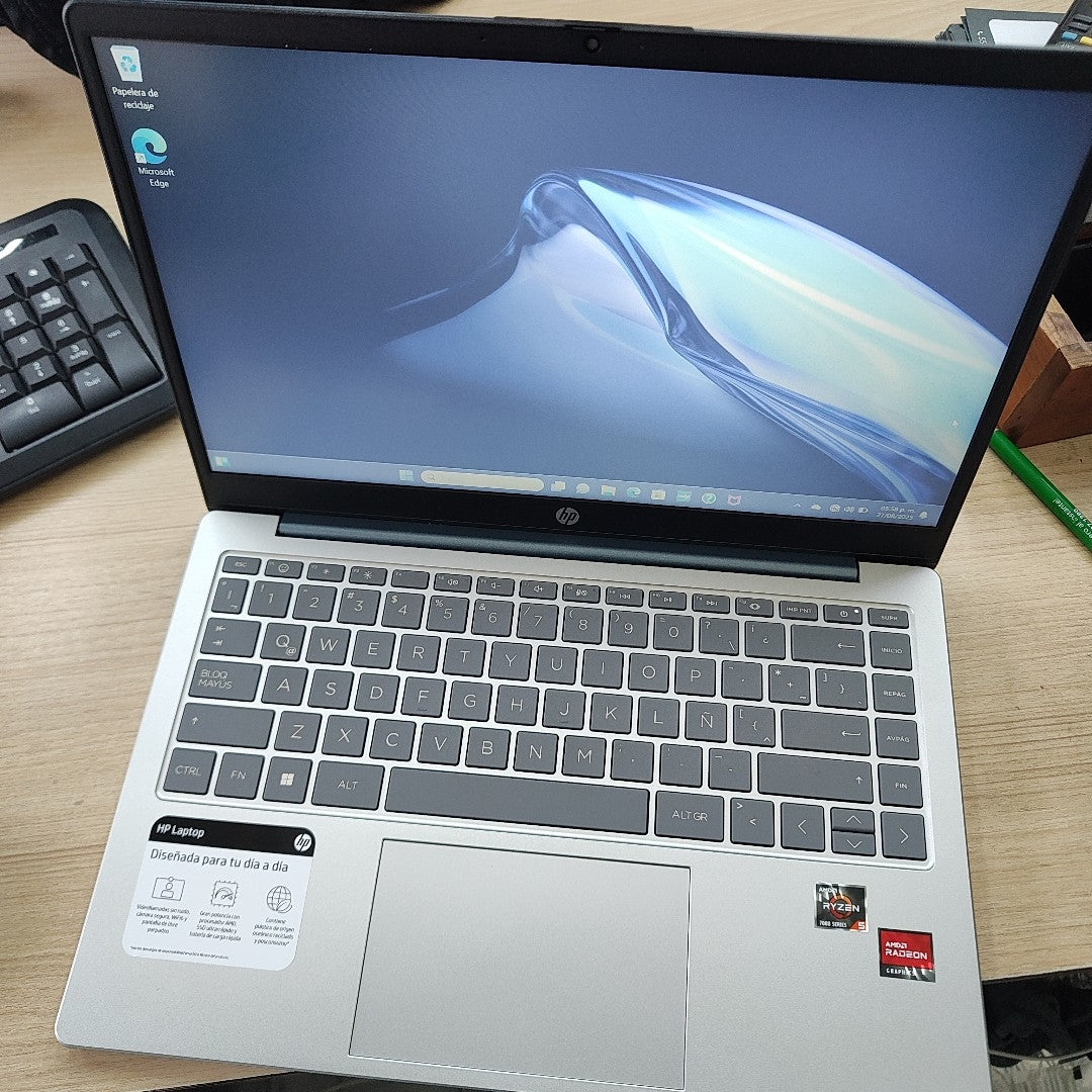 LAPTOP HP 14-EM0017LA (2024) 512 GB SSD 8 GB RAM (SEMINUEVO)