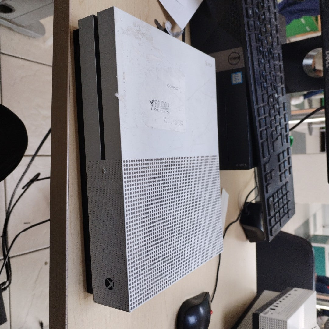 CONSOLA DE VIDEOJUEGO MICROSOFT XBOX ONE S 1 TB (SEMINUEVO)