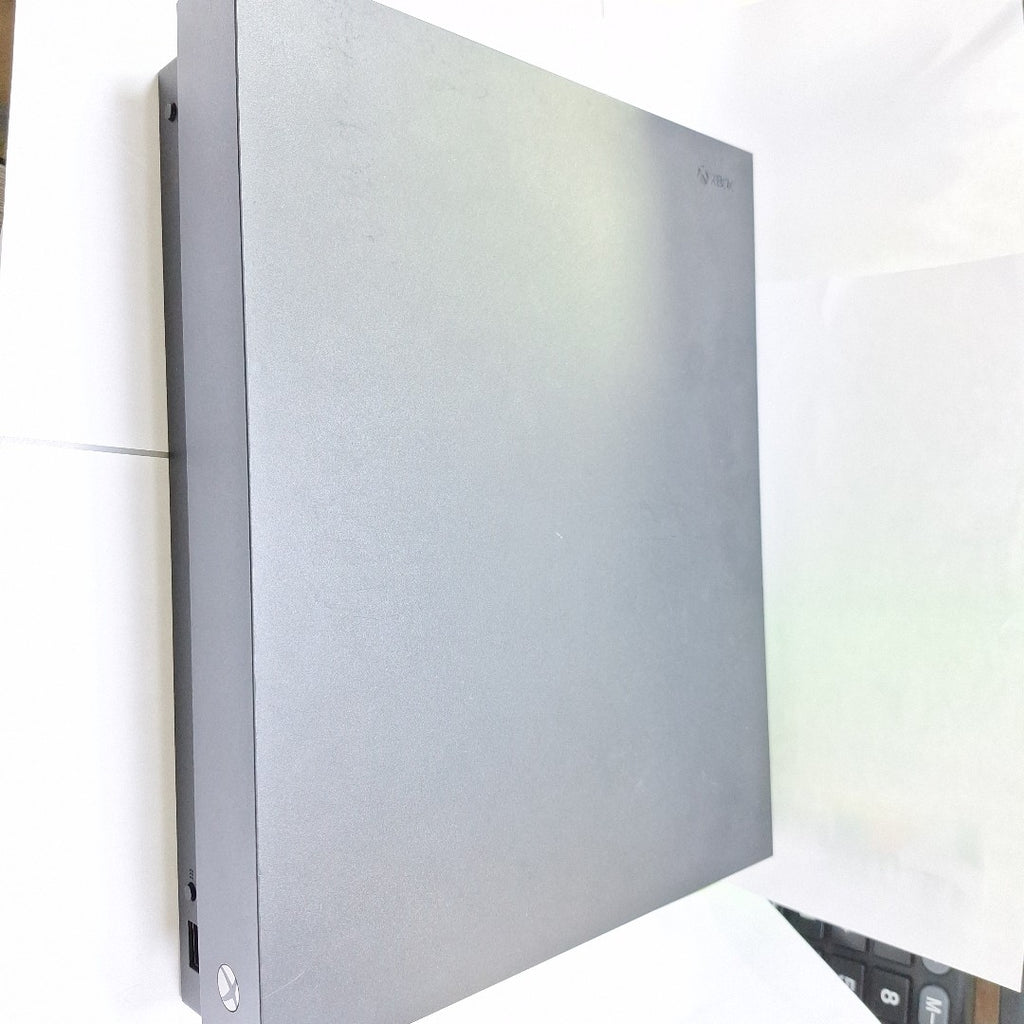 CONSOLA DE VIDEOJUEGO MICROSOFT XBOX ONE X 1 TB (SEMINUEVO)