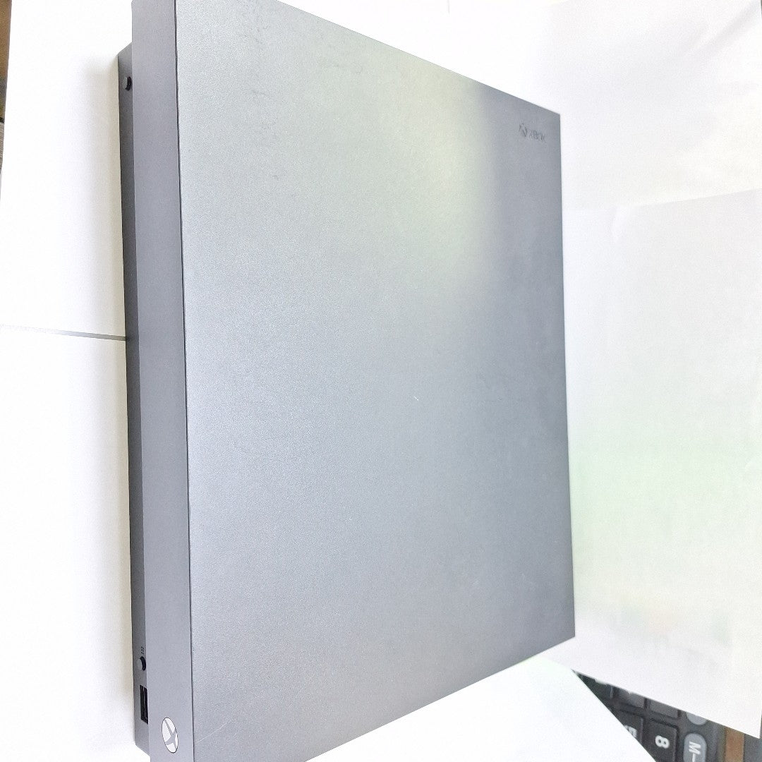 CONSOLA DE VIDEOJUEGO MICROSOFT XBOX ONE X 1 TB (SEMINUEVO)