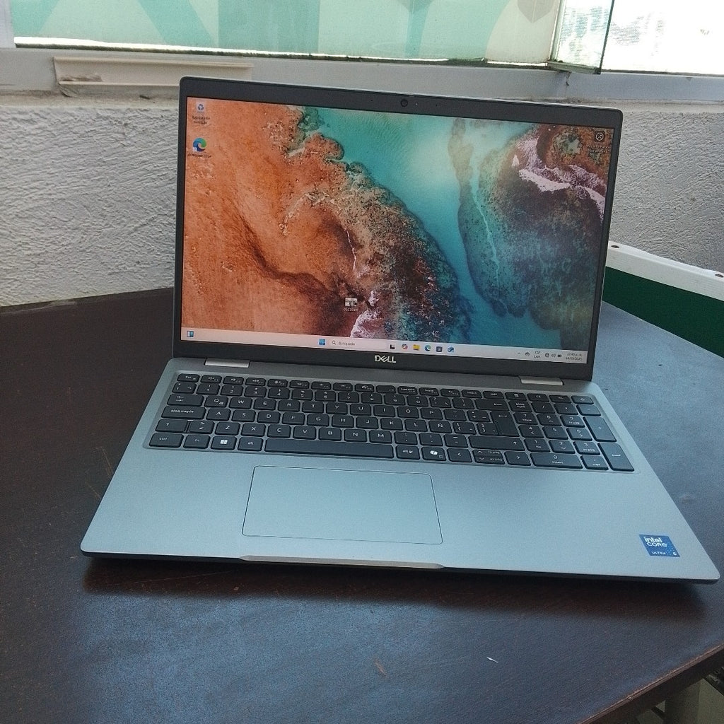 LAPTOP DELL LATITUDE 5550 (2024) 512 GB SSD 16 GB RAM (SEMINUEVO)