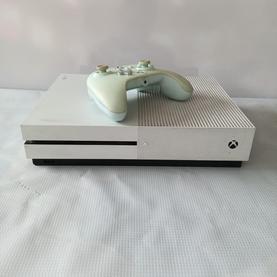 CONSOLA DE VIDEOJUEGO MICROSOFT XBOX ONE S 1 TB (SEMINUEVO)