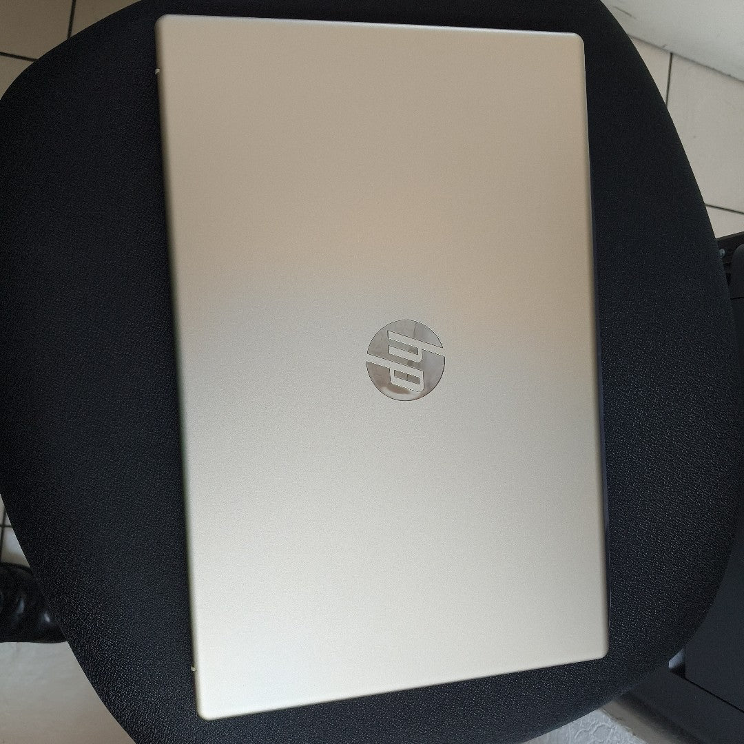 LAPTOP HP 15-FC0043LA (2024) 512 GB SSD 8 GB RAM (SEMINUEVO)