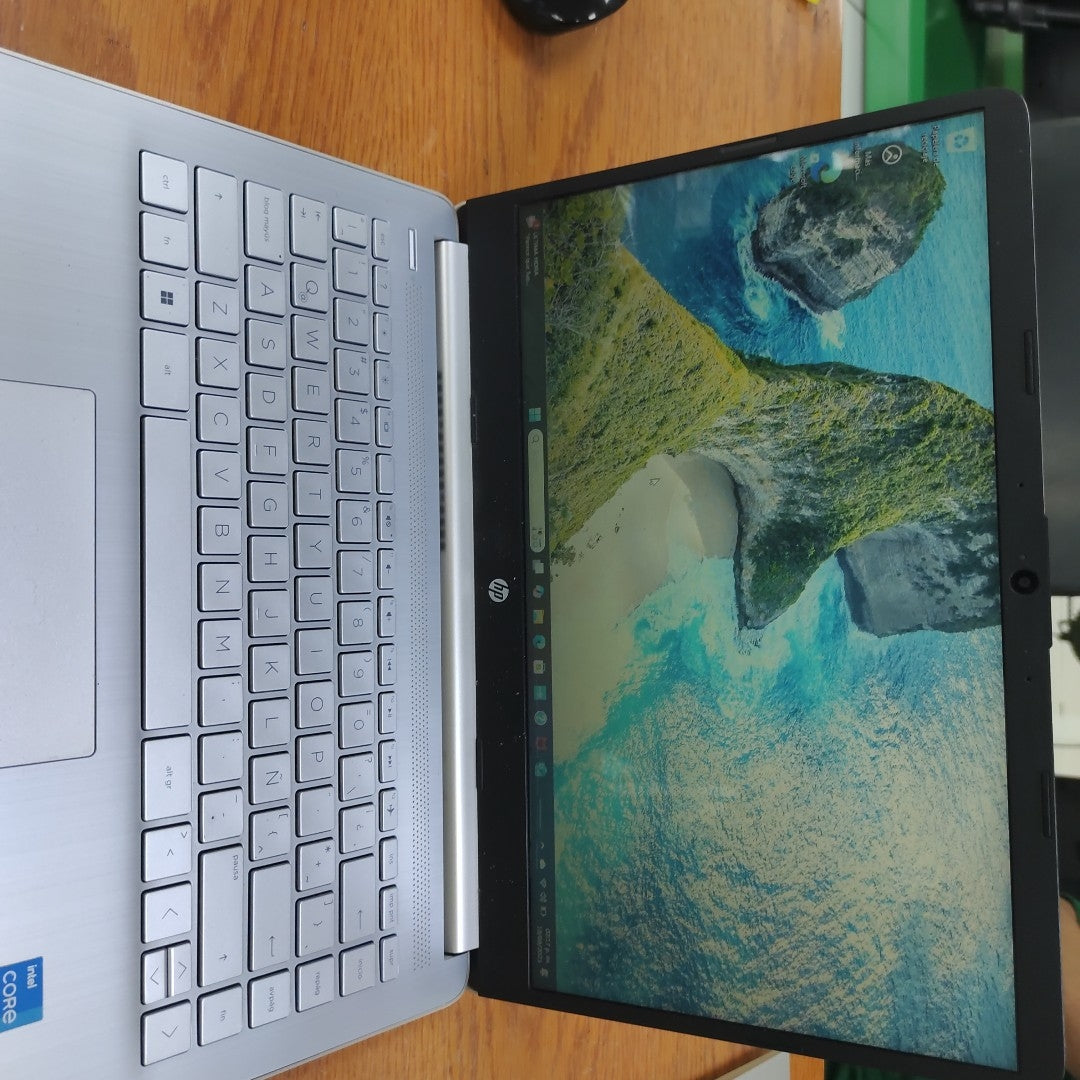 LAPTOP HP 14-DQ2502LA (2022) 256 GB SSD 8 GB RAM (SEMINUEVO)