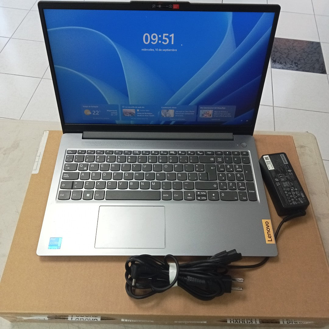 LAPTOP LENOVO IDEAPAD SLIM 3 15IRH8 (2024) 512 GB SSD 16 GB RAM (SEMINUEVO)