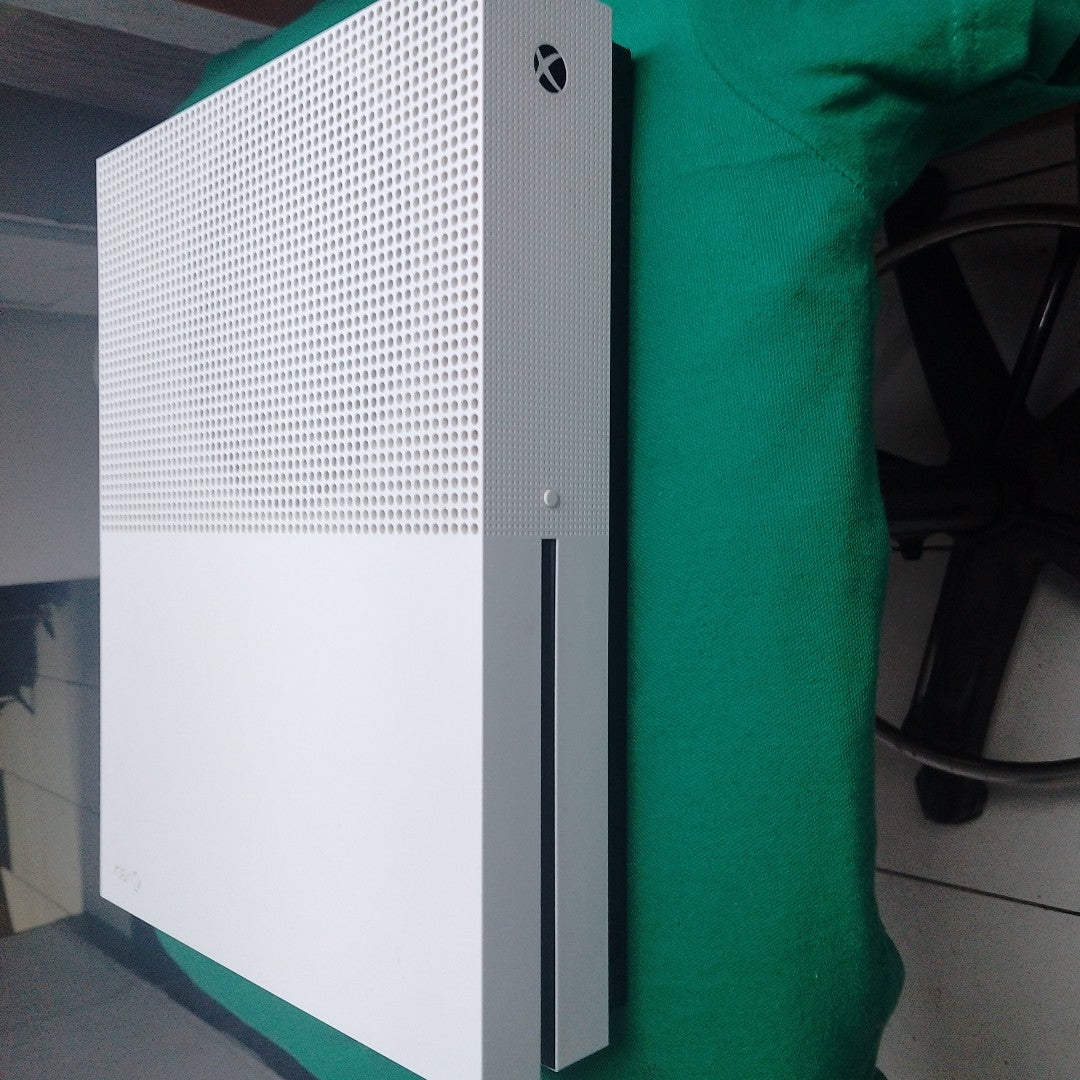 CONSOLA DE VIDEOJUEGO MICROSOFT XBOX ONE S 1 TB