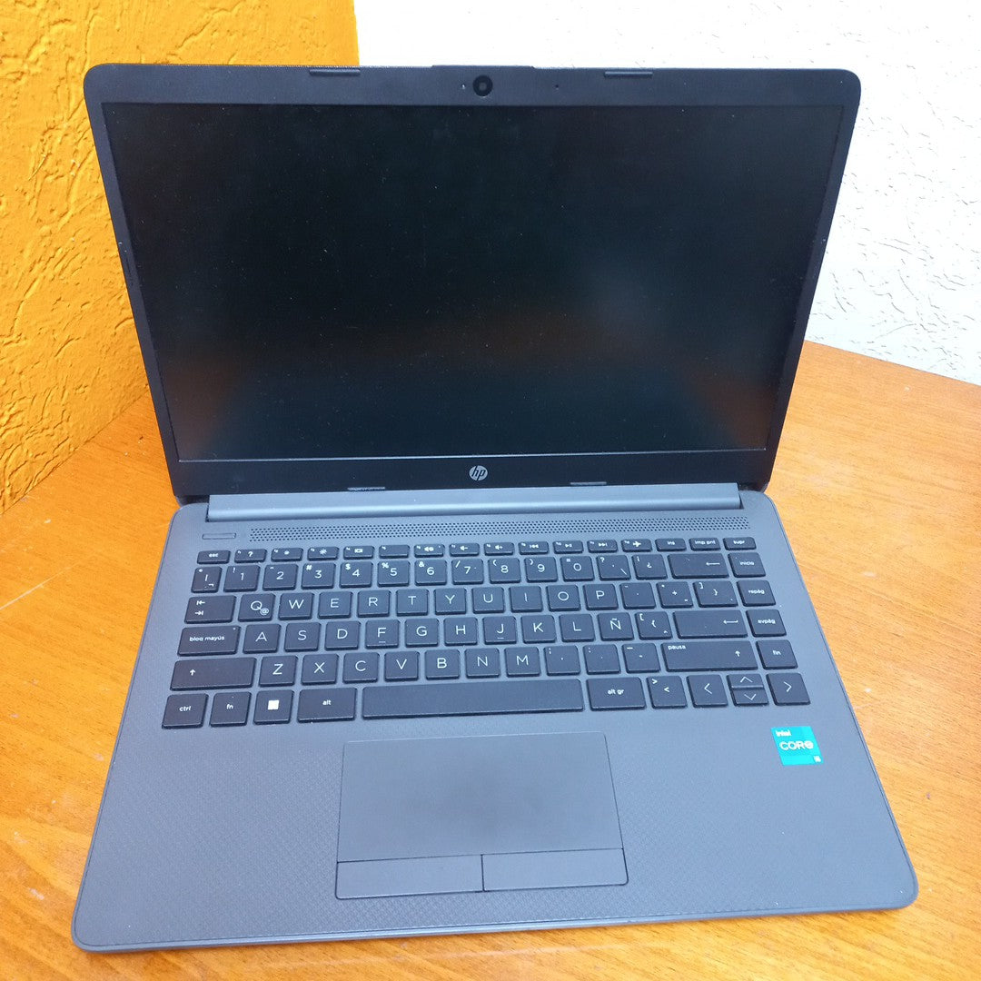 LAPTOP HP 240 G8 (2023) 256 GB SSD 8 GB RAM (SEMINUEVO)
