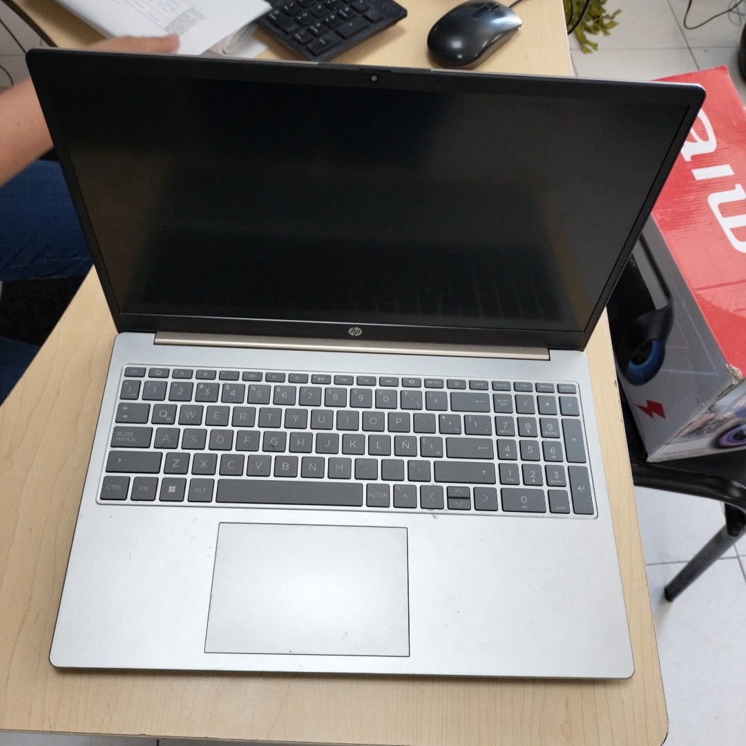 LAPTOP HP 15-FC0003LA (2023) 256 GB SSD 8 GB RAM (SEMINUEVO)
