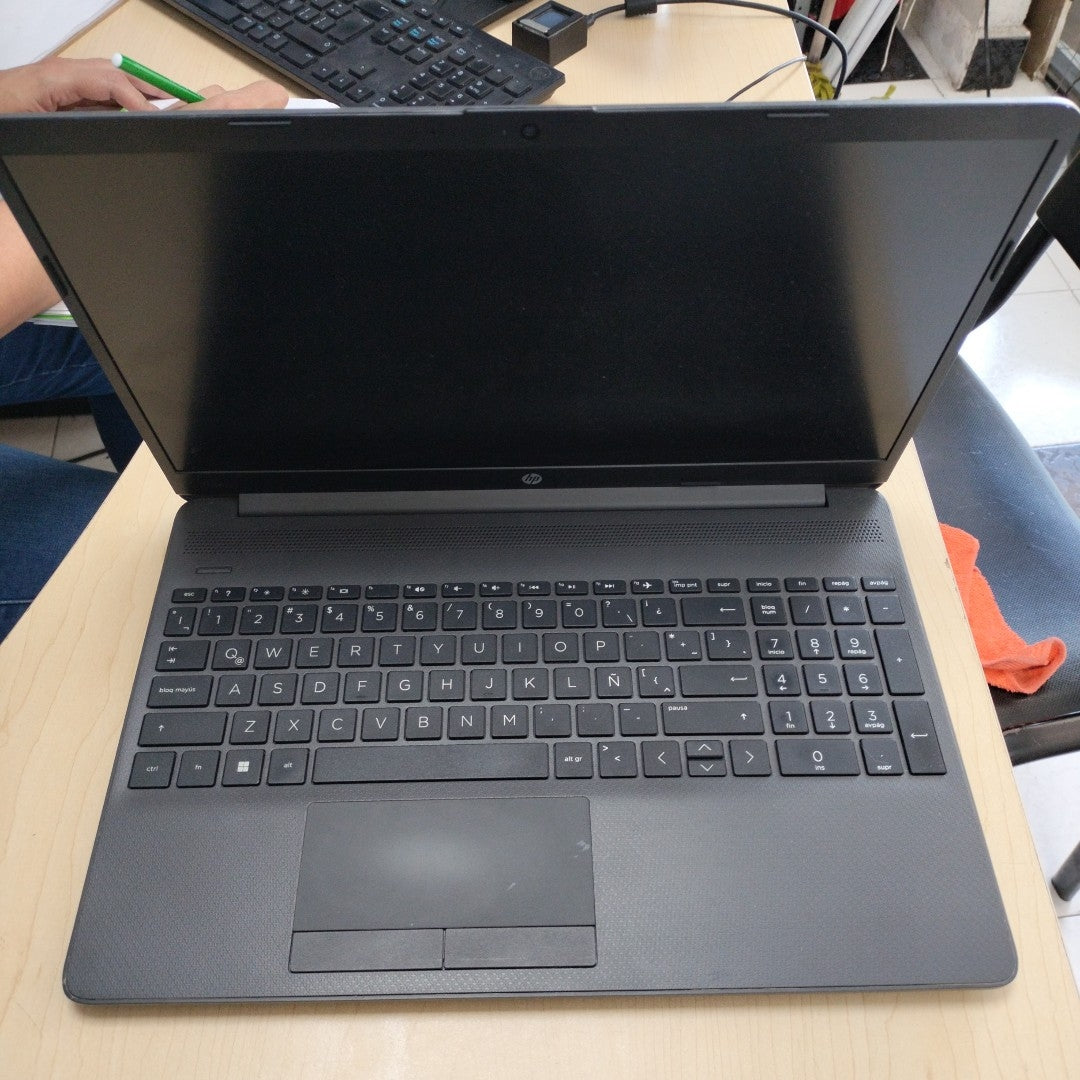 LAPTOP HP 255 G8 (2024) 256 GB SSD 8 GB RAM (SEMINUEVO)
