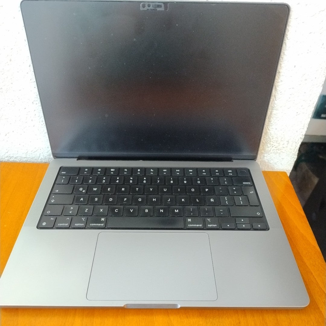LAPTOP APPLE MACBOOK PRO 14" 2021 3.2 A2442 (8 CPU/14 GPU) 512 GB SSD 16 GB RAM (SEMINUEVO)