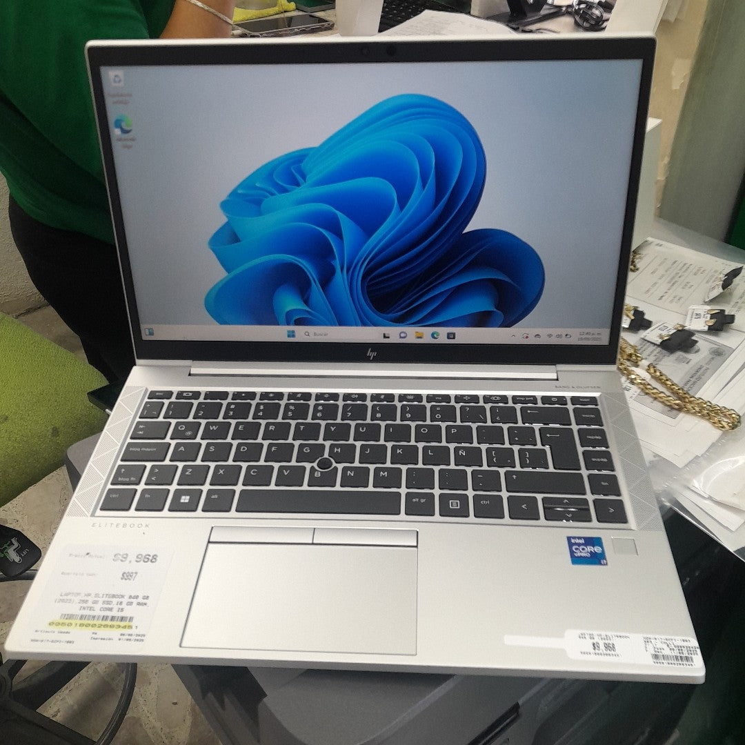 LAPTOP HP ELITEBOOK 840 G8 (2023) 256 GB SSD 16 GB RAM (SEMINUEVO)