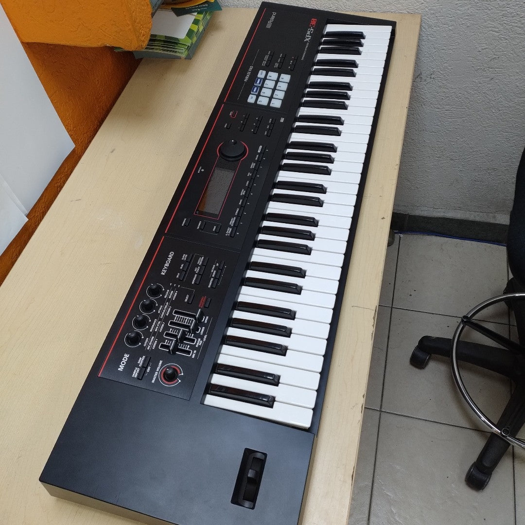 TECLADO ROLAND XPS-30 61 TECLAS PANTALLA LCD (SEMINUEVO)