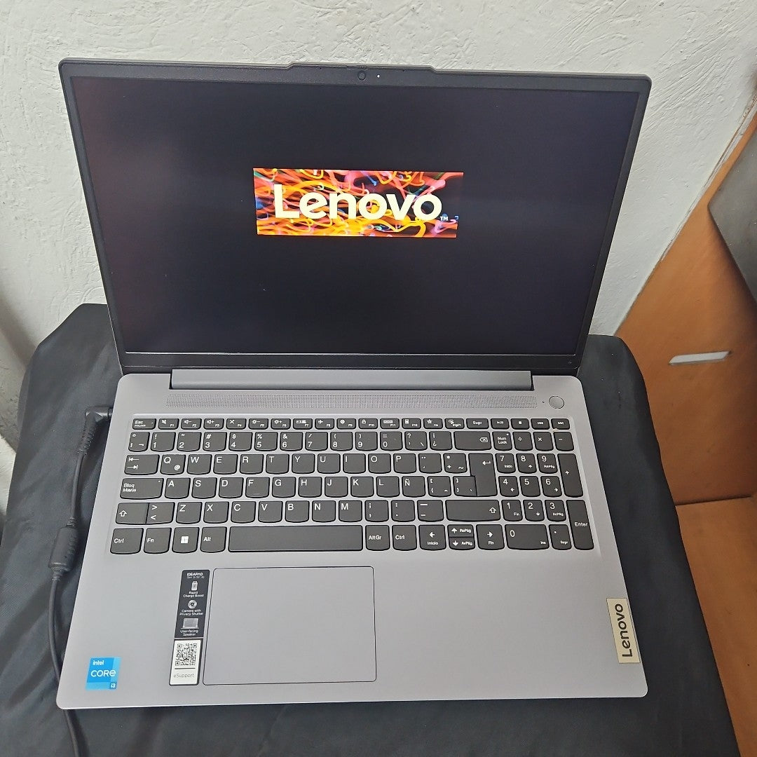 LAPTOP LENOVO IDEAPAD SLIM 3 15IRU8 (2023) 512 GB SSD 8 GB RAM (SEMINUEVO)