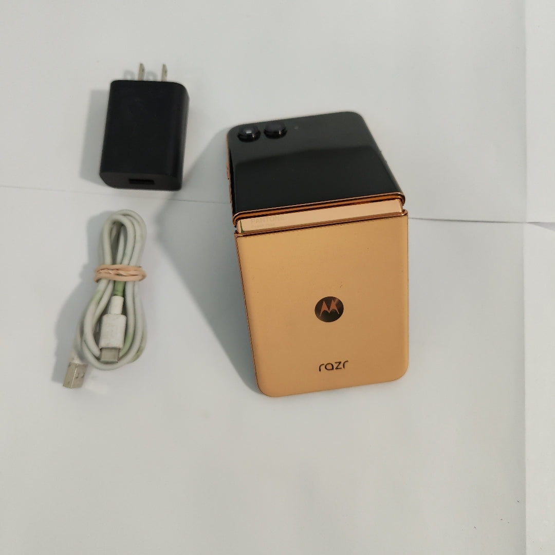CELULAR MOTOROLA RAZR 50 ULTRA XT2451-3 (2024) 512 GB 12 GB RAM (SEMINUEVO)