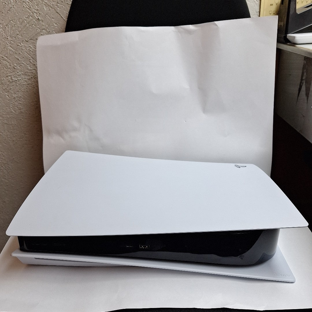 CONSOLA DE VIDEOJUEGO SONY PS5 825 SSD (SEMINUEVO)