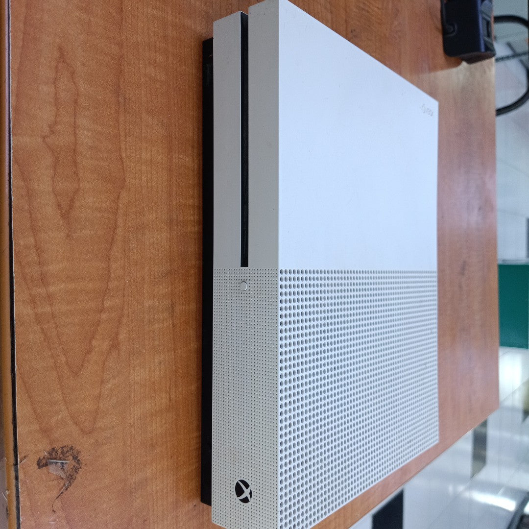CONSOLA DE VIDEOJUEGO MICROSOFT XBOX ONE S 1 TB (SEMINUEVO)