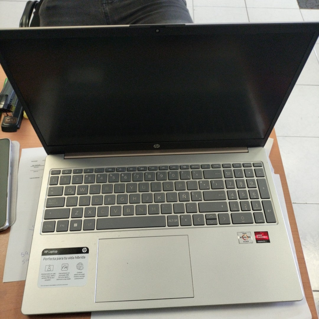 LAPTOP HP 15-FC0003LA (2023) 256 GB SSD 8 GB RAM (SEMINUEVO)