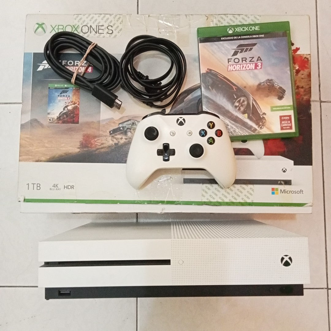 CONSOLA DE VIDEOJUEGO MICROSOFT XBOX ONE S 1 TB (SEMINUEVO)