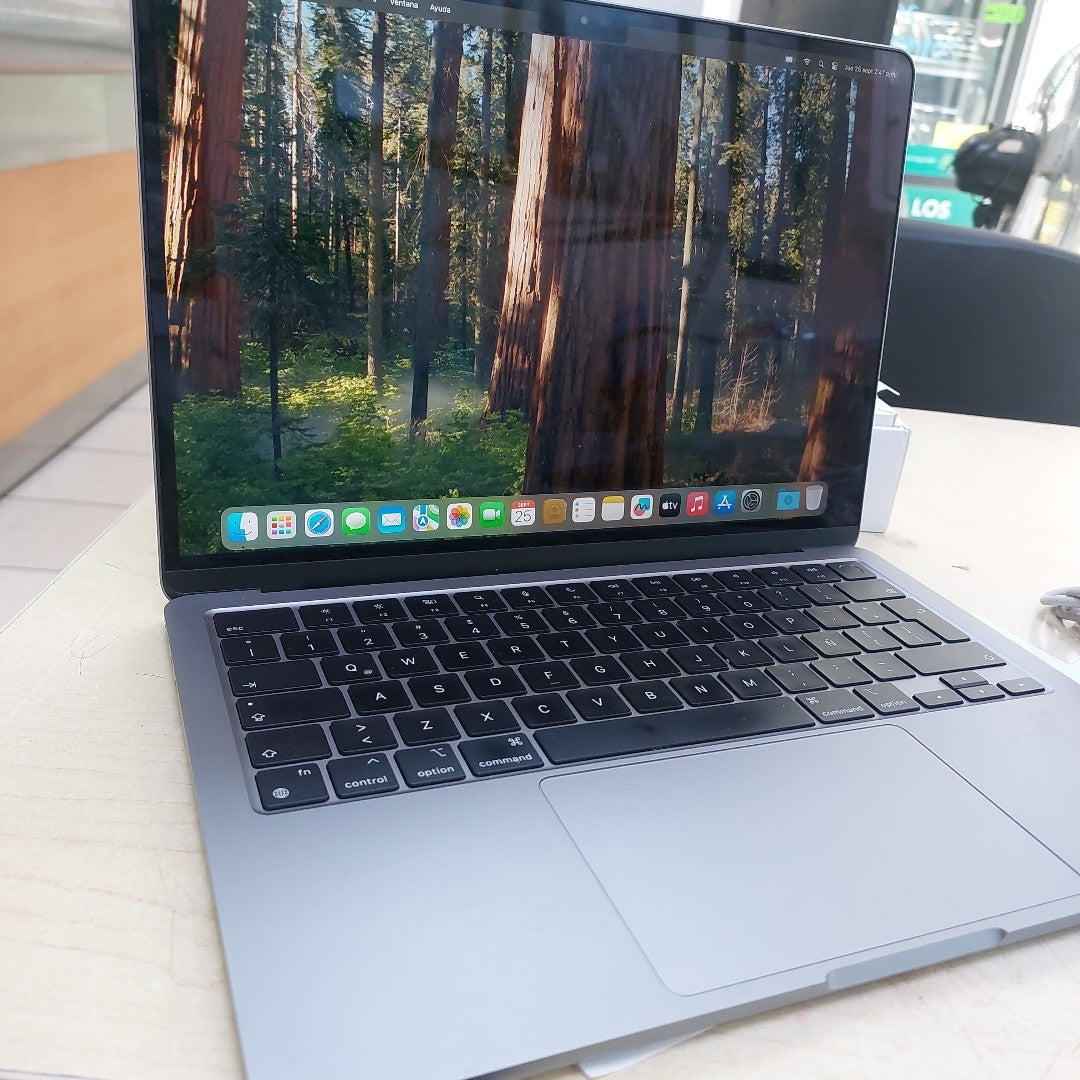 LAPTOP APPLE MACBOOK AIR 13" 2022 3.49 A2681 (8 CPU/8 GPU) 256 GB SSD 8 GB RAM (SEMINUEVO)