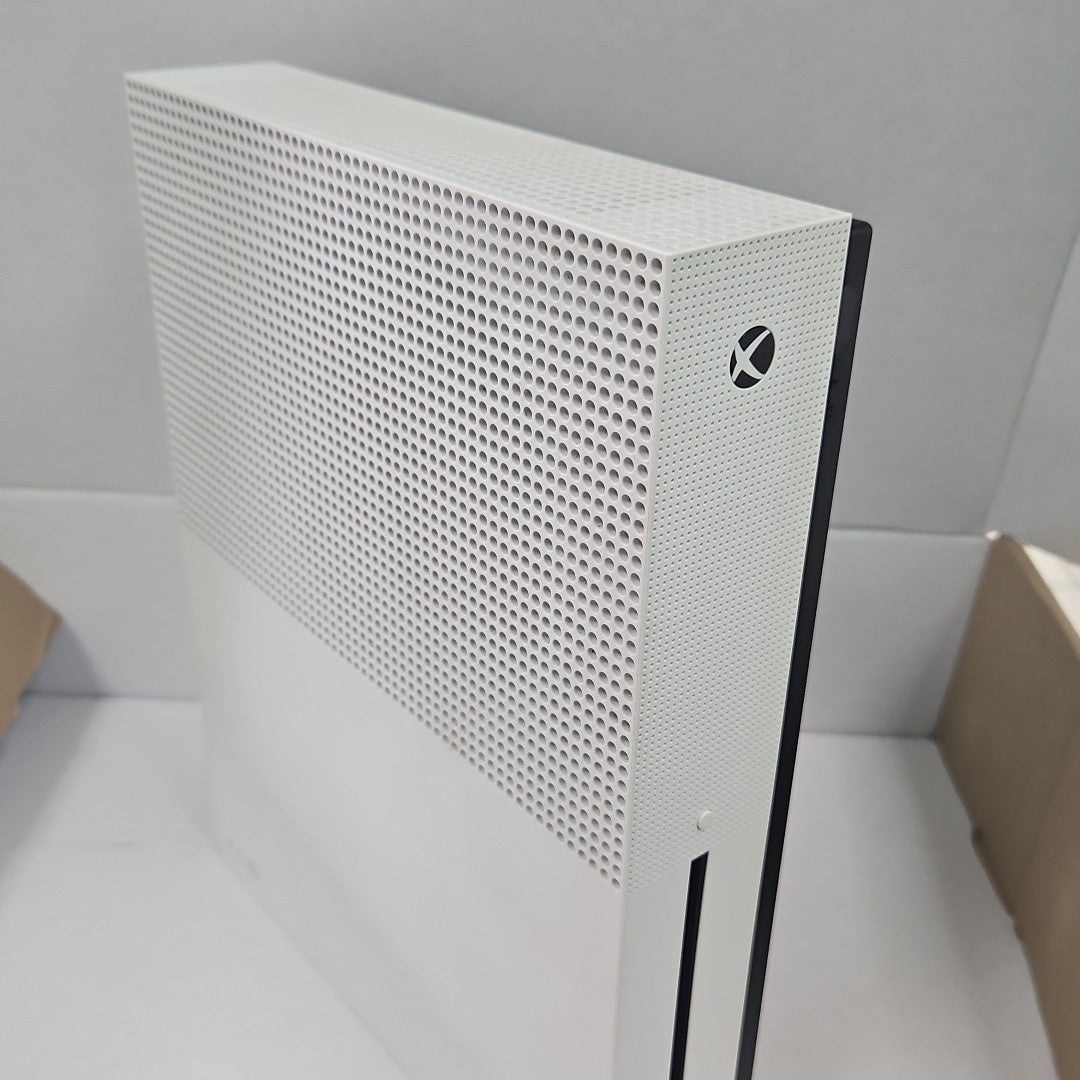 CONSOLA DE VIDEOJUEGO MICROSOFT XBOX ONE S 1 TB (SEMINUEVO)