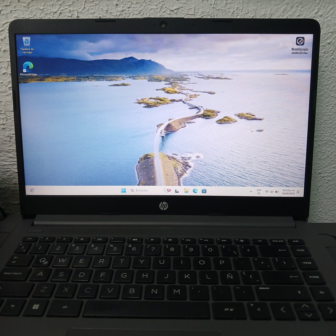 LAPTOP HP 245 G8 (2023) 256 GB SSD 8 GB RAM (SEMINUEVO)