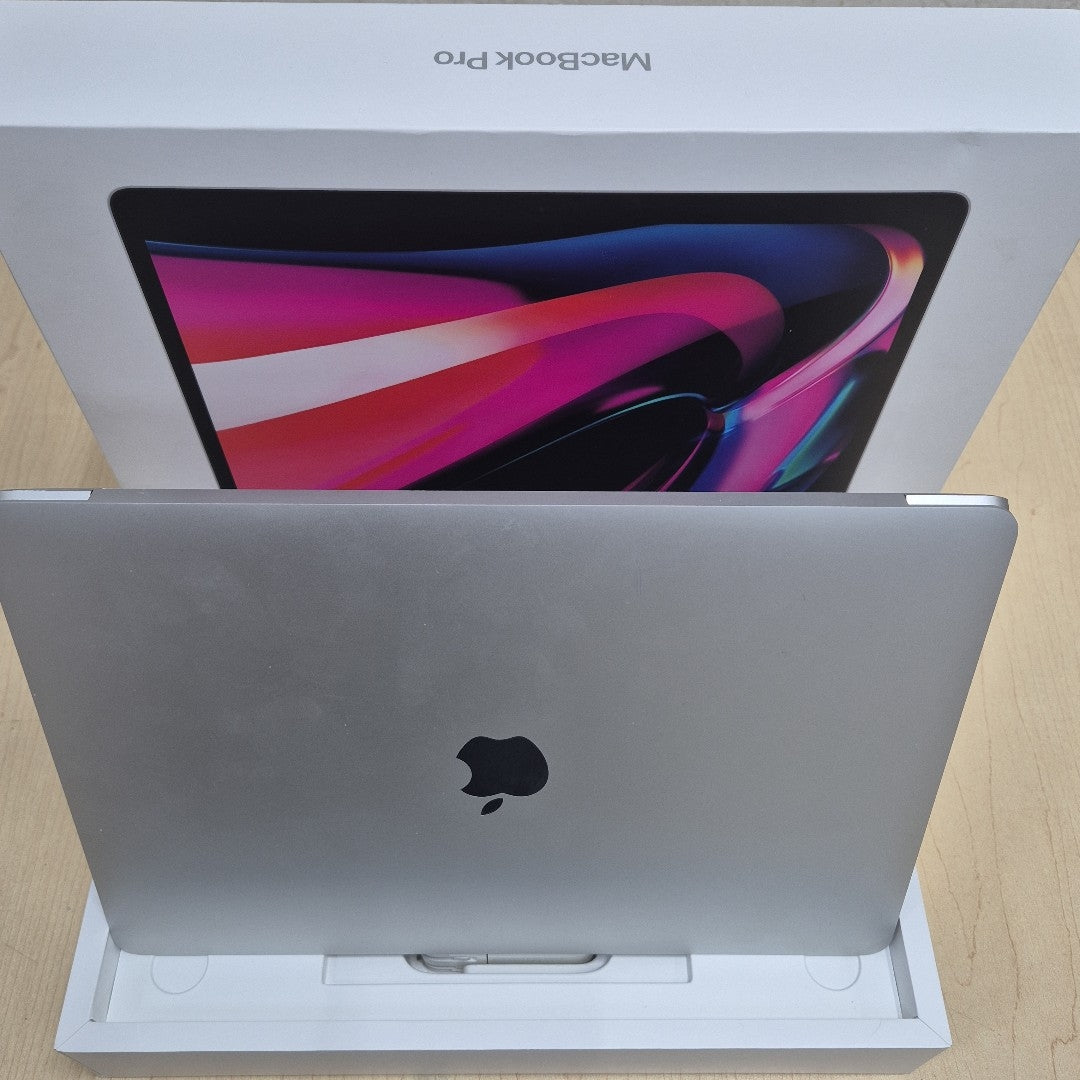 LAPTOP APPLE MACBOOK PRO 13" 2022 3.49 A2338 256 GB SSD 8 GB RAM (SEMINUEVO)