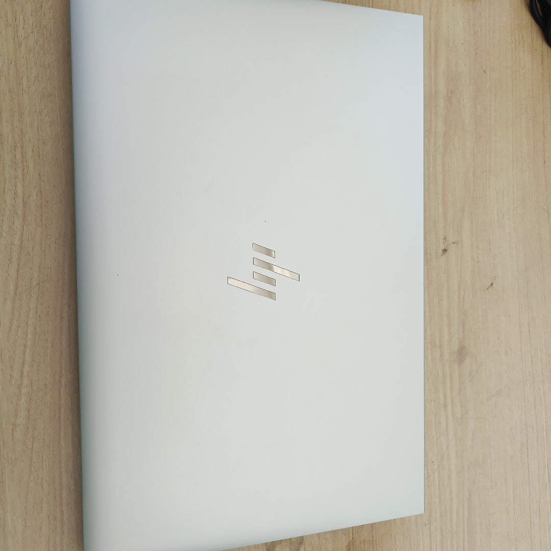 LAPTOP HP ELITEBOOK 840 G8 (2023) 256 GB SSD 16 GB RAM (SEMINUEVO)