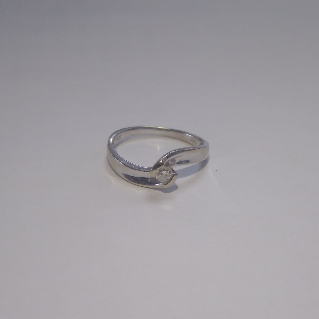 SOLITARIO. ORO BLANCO. 14 K 2.4 GRMS (SEMINUEVO)