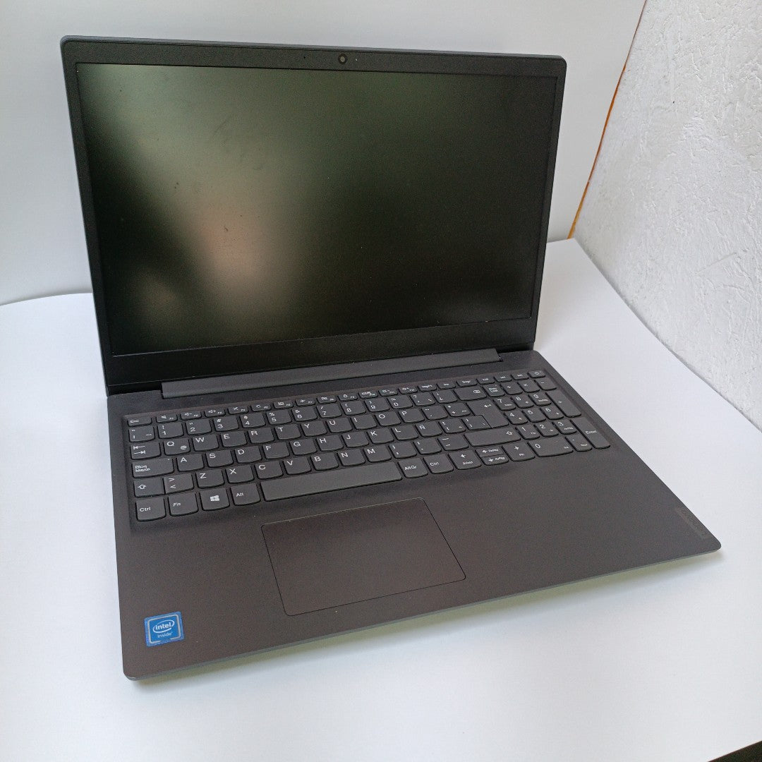 LAPTOP LENOVO V15-IGL (2022) 256 GB SSD 8 GB RAM (SEMINUEVO)