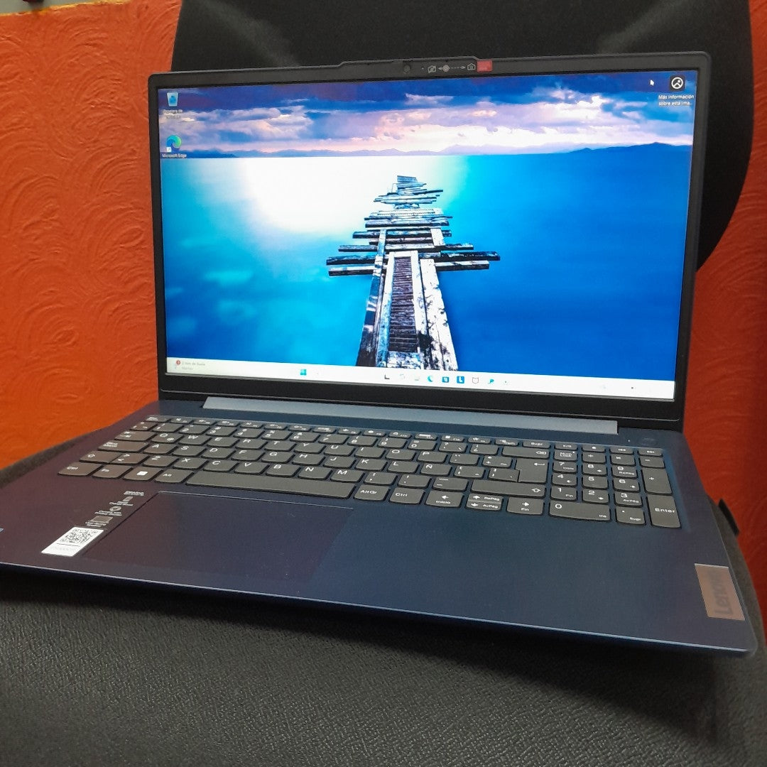 LAPTOP LENOVO IDEAPAD SLIM 3 15IAN8 (2025) 256 GB SSD 8 GB RAM (SEMINUEVO)