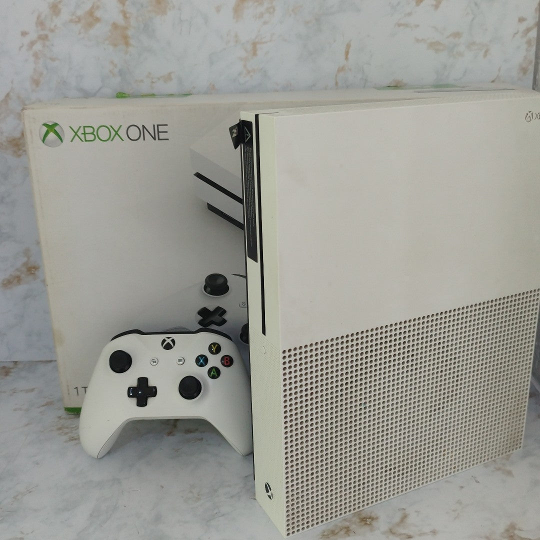 CONSOLA DE VIDEOJUEGO MICROSOFT XBOX ONE S 1 TB (SEMINUEVO)