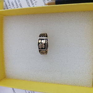 ANILLO DE GRADUACIÓN. ORO. 8 K 1.2 GRMS (SEMINUEVO)