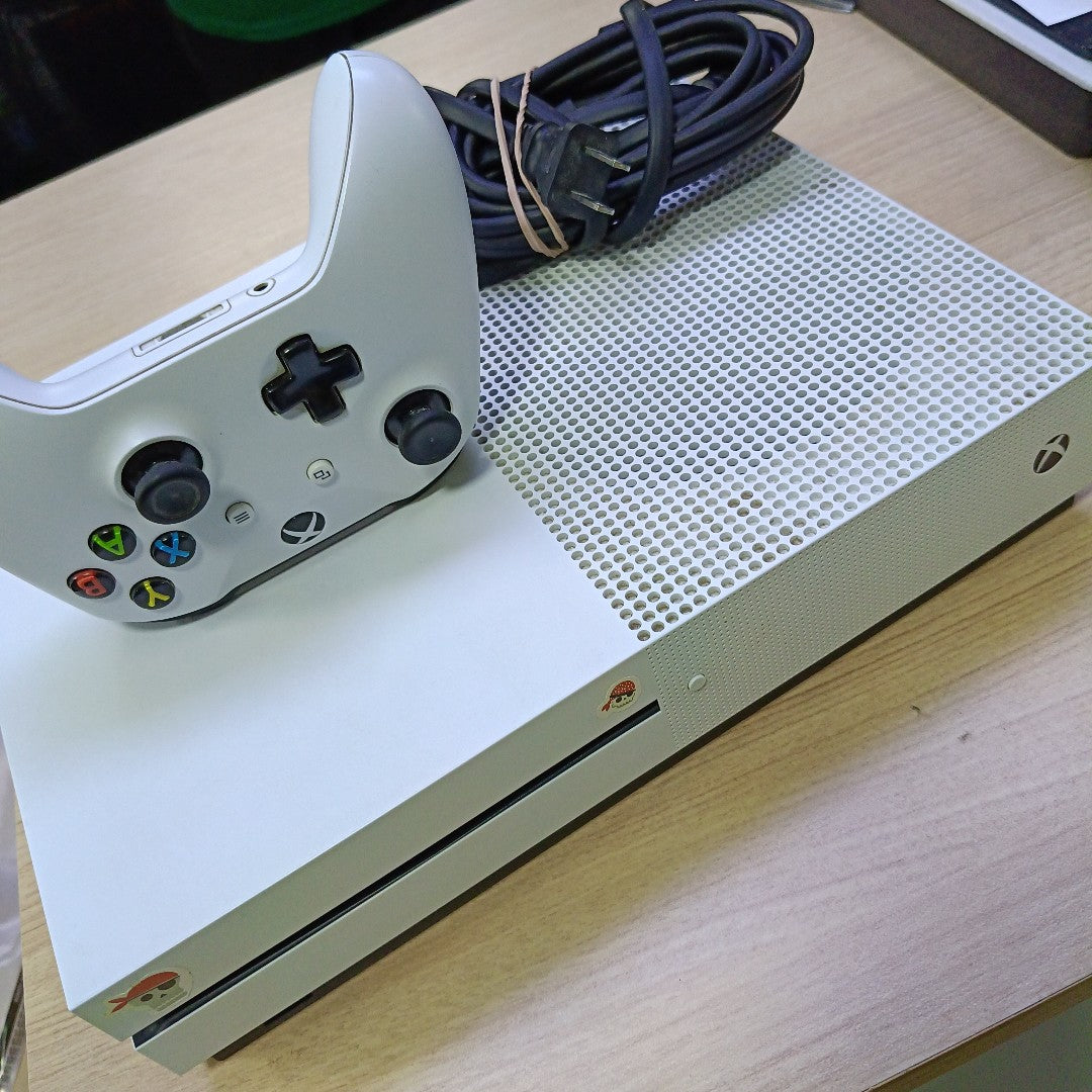 CONSOLA DE VIDEOJUEGO MICROSOFT XBOX ONE S 1 TB (SEMINUEVO)