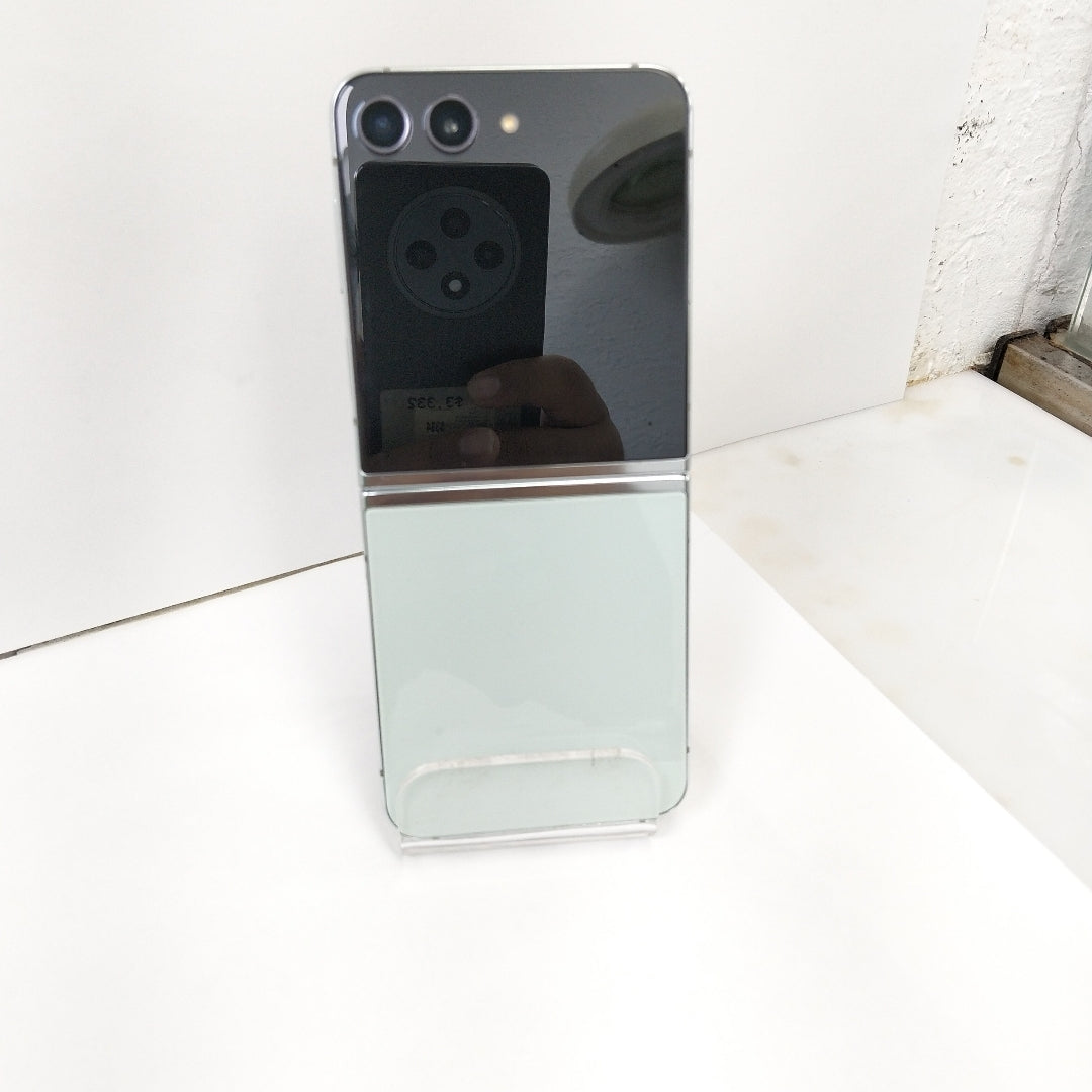 CELULAR SAMSUNG GALAXY Z FLIP 5 SM-F731B (2023) 256 GB 8 GB RAM (SEMINUEVO)