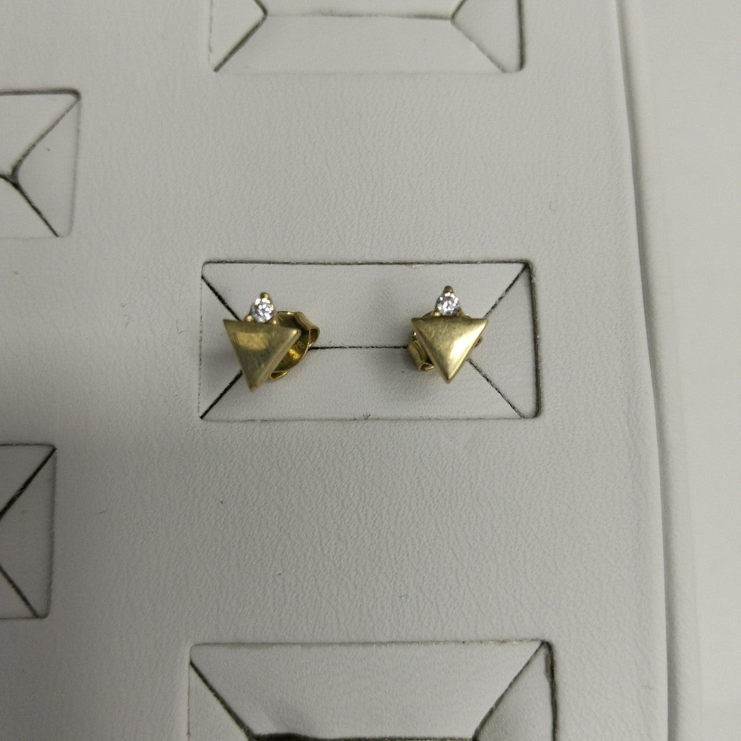 10024BRO00000B1081 FRD6 BROQUEL DE TRIANGULO CON CIRCONIA PEQUEÑA ORO 14K 1.1GRS (NUEVO)