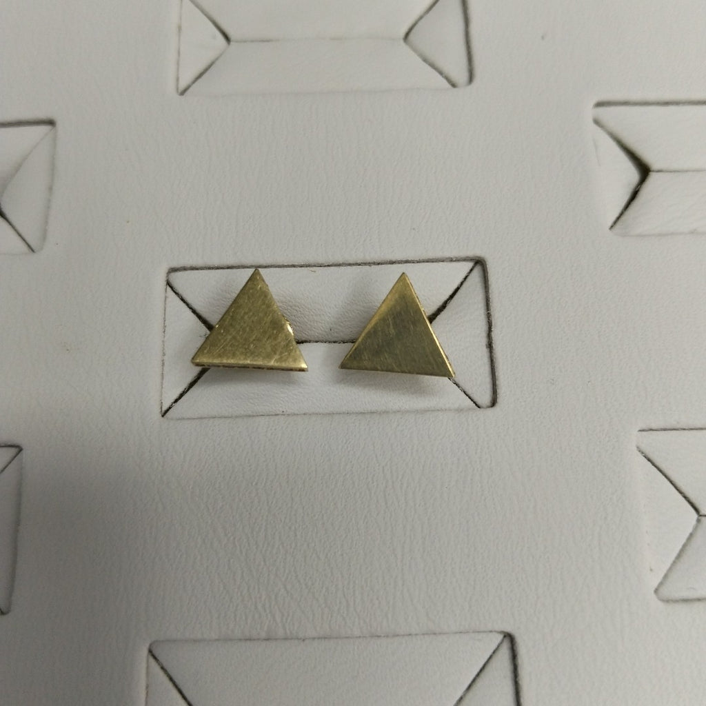 10353BRO00000B1575 FRD11 BROQUEL EN FORMA DE TRIANGULO CON CIRCONIA A LOS COSTADOS ORO 14K 1.4GRS (NUEVO)