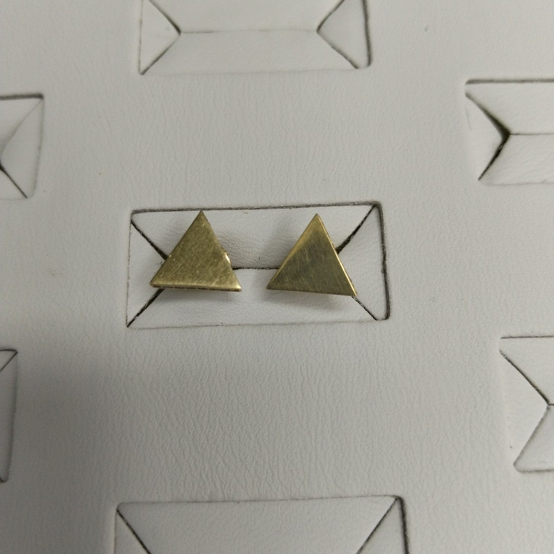 10353BRO00000B1575 FRD11 BROQUEL EN FORMA DE TRIANGULO CON CIRCONIA A LOS COSTADOS ORO 14K 1.4GRS (NUEVO)