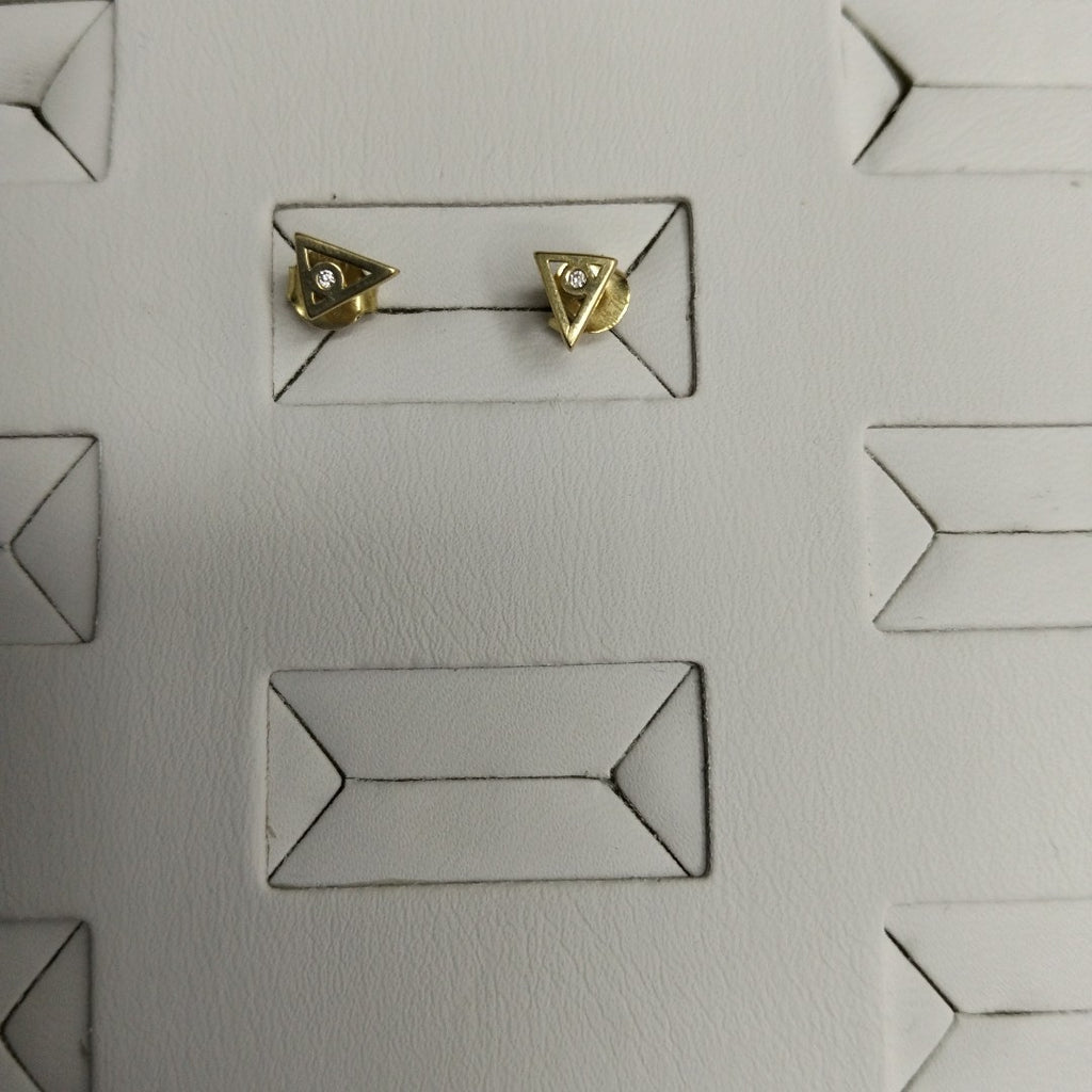 10029BRO00000B1395 FRD11 BROQUEL DE TRIANGULO CON UNA CIRCONIA ORO 14K 0.7GRS (NUEVO)