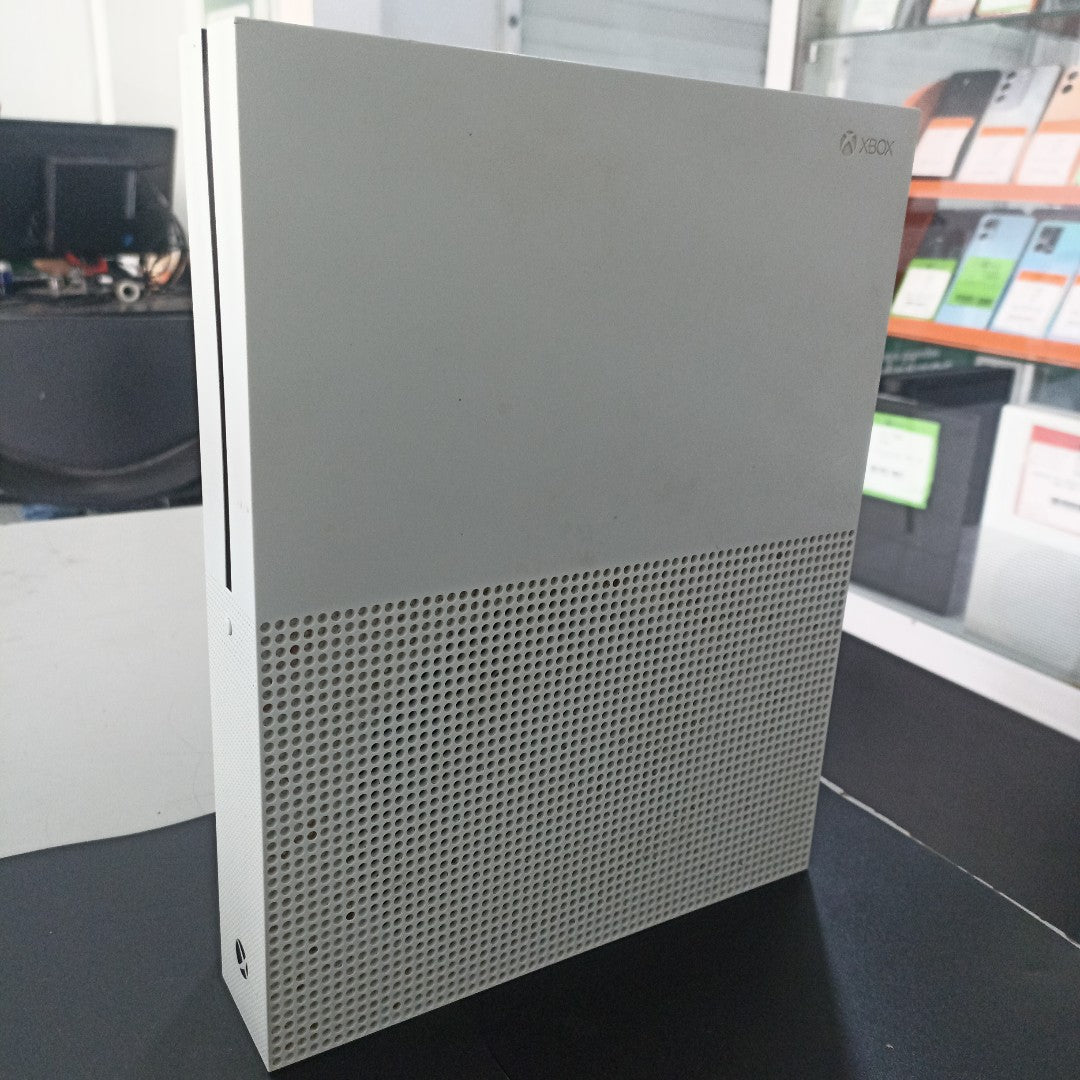 CONSOLA DE VIDEOJUEGO MICROSOFT XBOX ONE S 1 TB (SEMINUEVO)